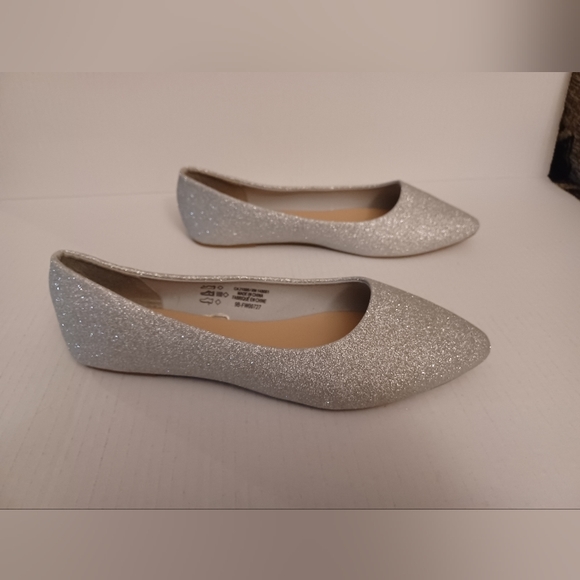 NWOT Sparkly Silver Flats - Size 10 - Picture 6 of 13